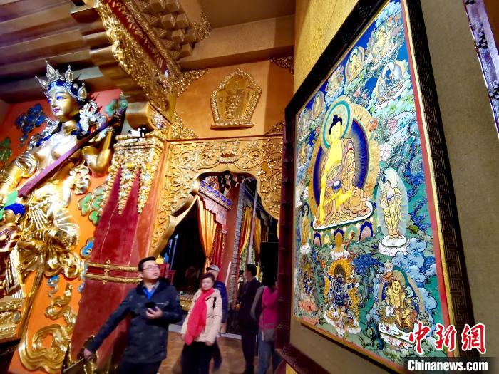 圖為仁俊畫院內的唐卡?！?zhí)砀?攝