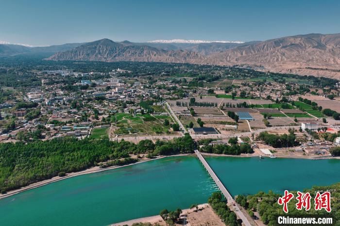 航拍青海貴德黃河岸畔綠意濃濃?！≮w凜松 攝