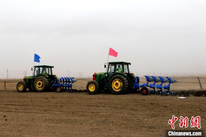 圖為播種機(jī)正在忙碌耕作。　張得存 攝