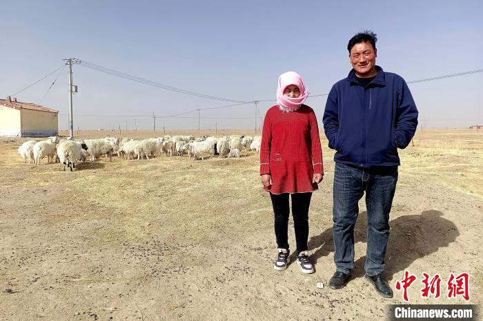 圖為華公太(右)走訪牧民?！〔彭?xiàng)什姐 攝