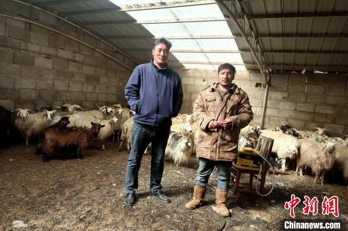 圖為華公太(左)走訪牧民生產(chǎn)生活情況?！〔彭?xiàng)什姐 攝