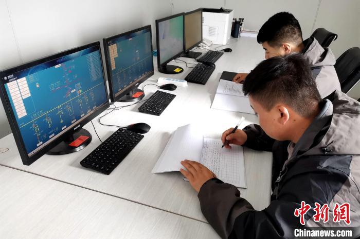 圖為光伏發(fā)電項目升壓站監(jiān)控室?！±铍h 攝