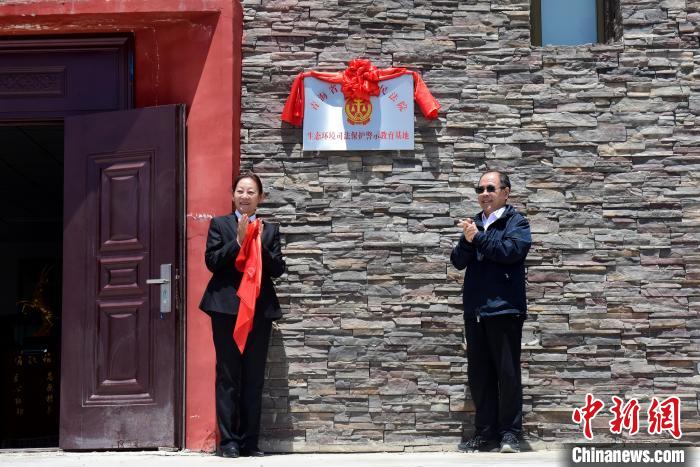 圖為揭牌儀式現(xiàn)場?！埢⒖?攝