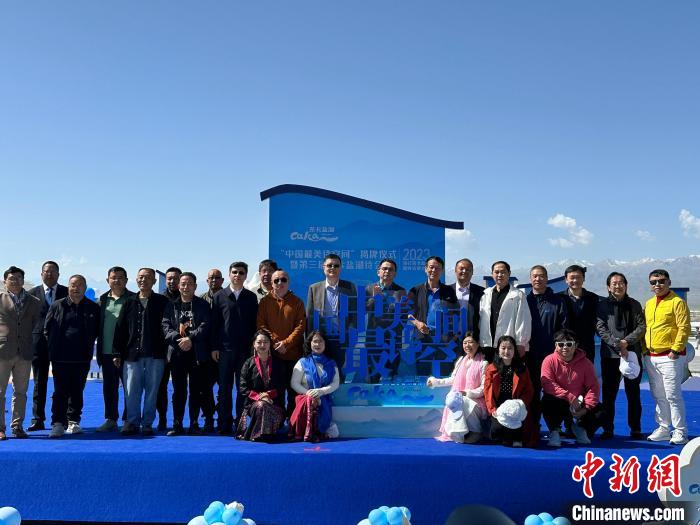 圖為國內(nèi)眾多詩人在茶卡鹽湖景區(qū)合影。　劉洋 攝