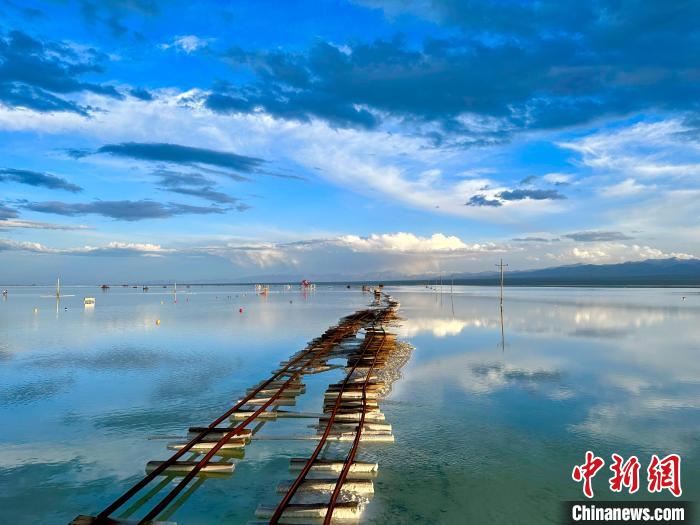 圖為茶卡鹽湖景區(qū)風(fēng)光?！⒀?攝