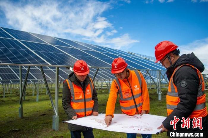 施工技術人員正在認真核查柯拉一期光伏電站相關設計數據等?！⒅铱?攝