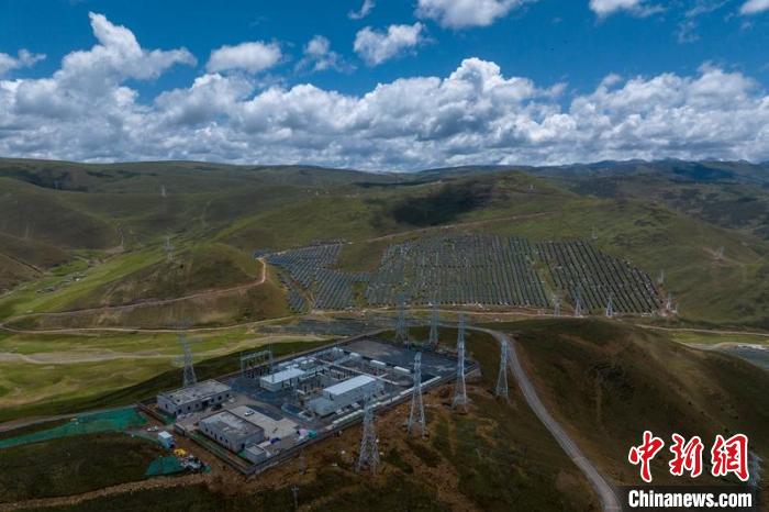 航拍建成投運的柯拉一期光伏電站升壓站?！⒅铱?攝