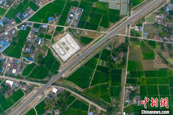 空中俯瞰綿竹牽引變電所和川青鐵路成黃段鐵路線?！⒅铱?攝