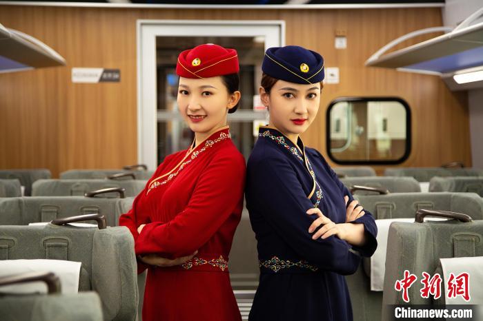圖為整體色彩以“深藏青”和“喇嘛紅”為主調(diào)的西格段“復興號”動車組乘務員新制服。　李磊 攝