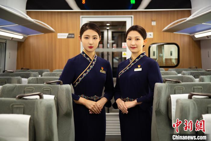 圖為整體色彩以“深藏青”為主調(diào)的西格段“復興號”動車組乘務員新制服。　李磊 攝