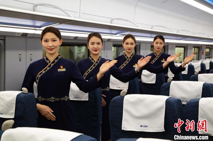 圖為身穿新制服的青藏鐵路西格段“復興號”動車組乘務員?！±罾?攝