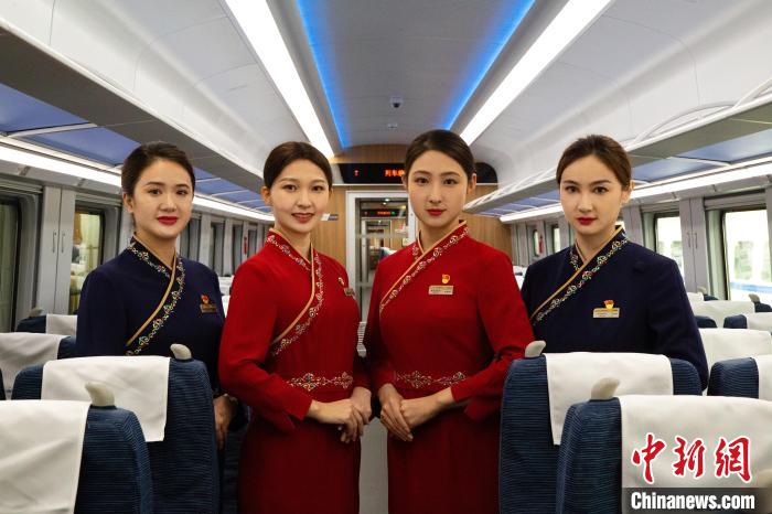 圖為整體色彩以“深藏青”和“喇嘛紅”為主調(diào)的西格段“復興號”動車組乘務員新制服?！±罾?攝