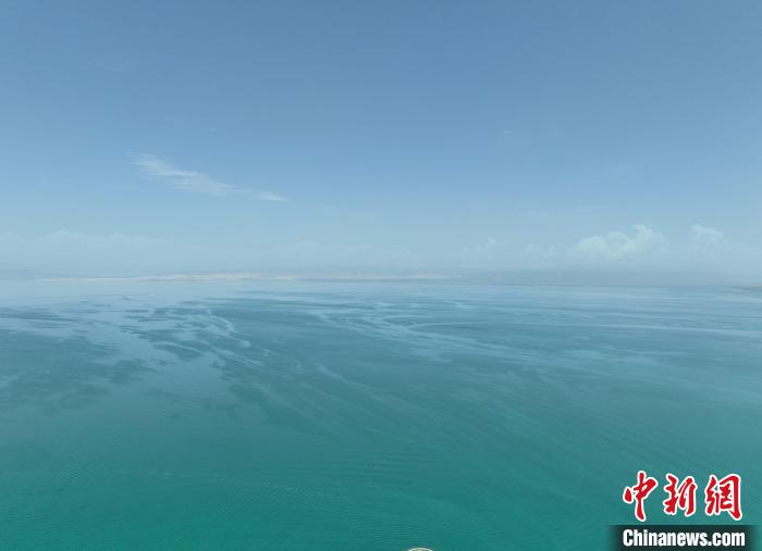 圖為航拍仲夏時節(jié)，青海湖水天一色。　祁增蓓 攝