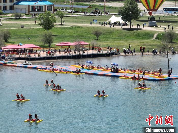 圖為航拍游客青海湖二郎劍景區(qū)體驗娛樂項目?！∑钤鲚?攝