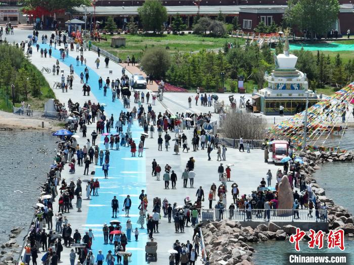 圖為航拍青海湖二郎劍景區(qū)游客眾多?！∑钤鲚?攝