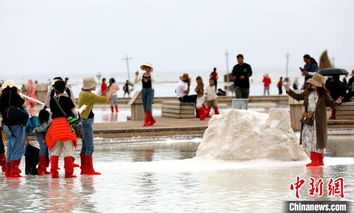 圖為游客在茶卡鹽湖拍照?！⊙Φ?攝