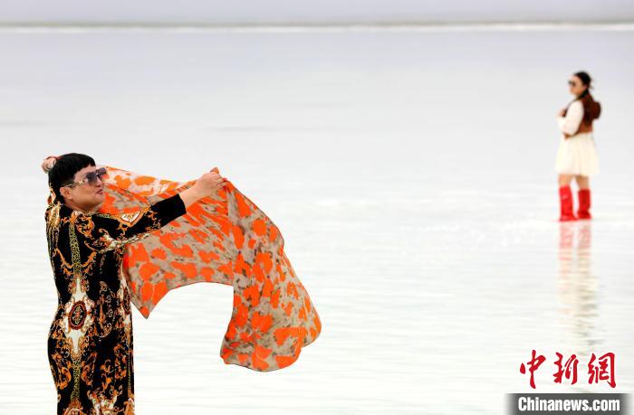 圖為游客在茶卡鹽湖拍照。　薛蒂 攝