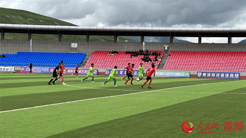 “州超”球員正在拼搶。人民網(wǎng) 劉沛然攝