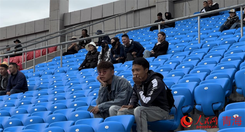 現(xiàn)場(chǎng)觀看“州超”的觀眾。人民網(wǎng) 劉沛然攝