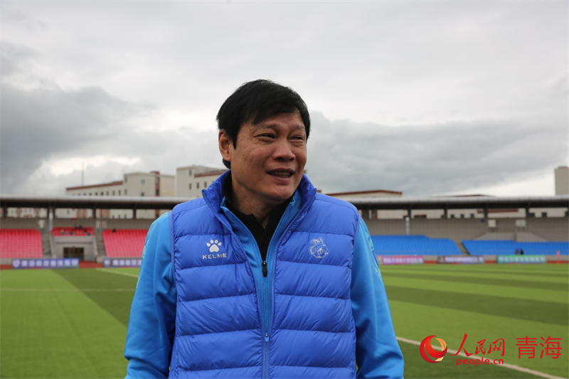 中場(chǎng)休息時(shí)與球員交流的范志毅。人民網(wǎng) 馬可欣攝