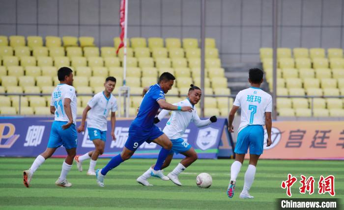 圖為班瑪隊(白)與達(dá)日隊在球場進(jìn)行比拼。　馬銘言 攝