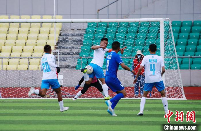 圖為班瑪隊(白)與達(dá)日隊在球場進(jìn)行比拼。　馬銘言 攝