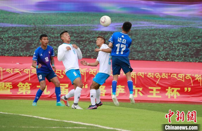 圖為班瑪隊(白)與達(dá)日隊在球場進(jìn)行比拼。　馬銘言 攝