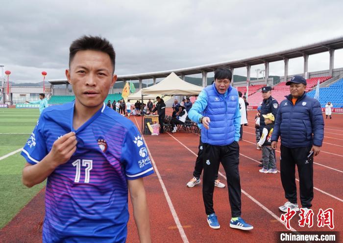 圖為范志毅在球場邊指導(dǎo)球員?！●R銘言 攝