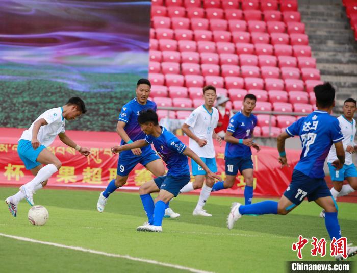 圖為班瑪隊(白)與達(dá)日隊在球場進(jìn)行比拼?！●R銘言 攝