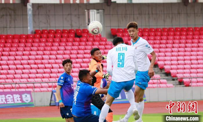 圖為班瑪隊(白)與達(dá)日隊在球場進(jìn)行比拼。　馬銘言 攝