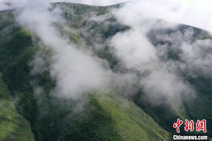 航拍賽來塘鎮(zhèn)山間云霧繚繞?！●R銘言 攝