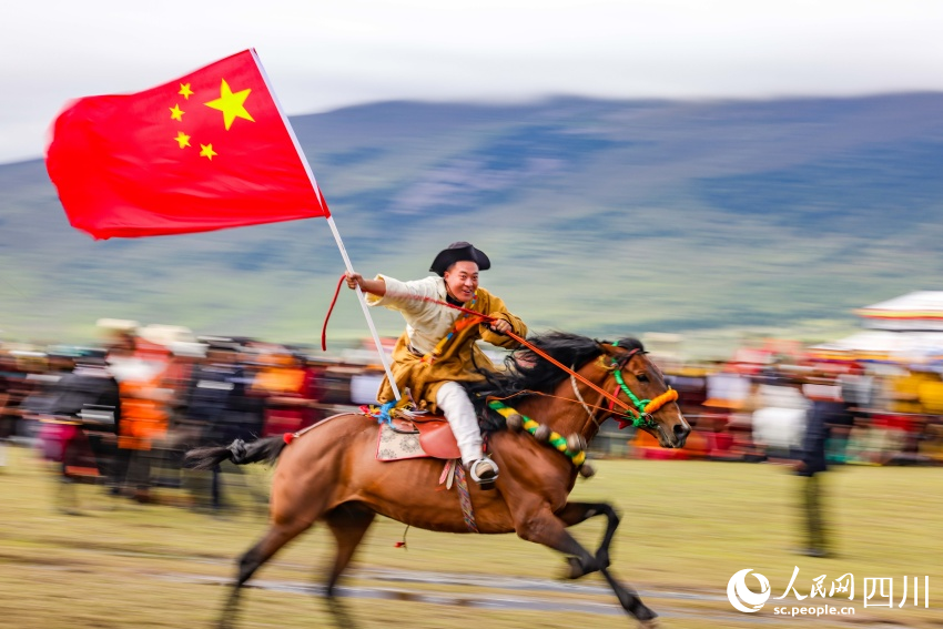 馬術(shù)表演現(xiàn)場。洛絨尼瑪攝