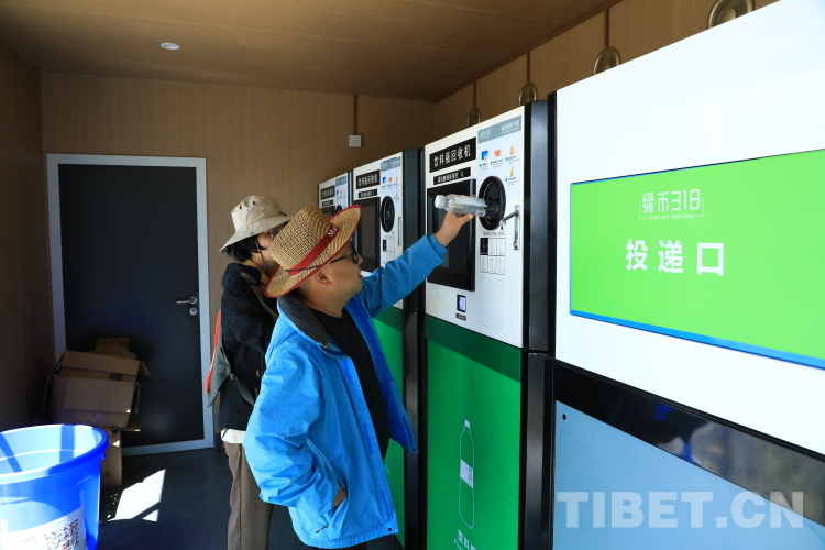 圖為游客正在投遞飲料空瓶1.JPG