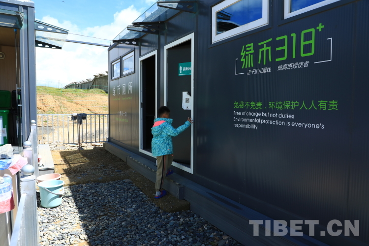 圖為小孩投遞飲料空瓶后免費(fèi)如廁.JPG