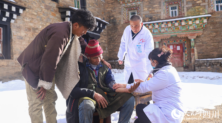 幫扶醫(yī)療小分隊成員為村民義診。劉學懿攝