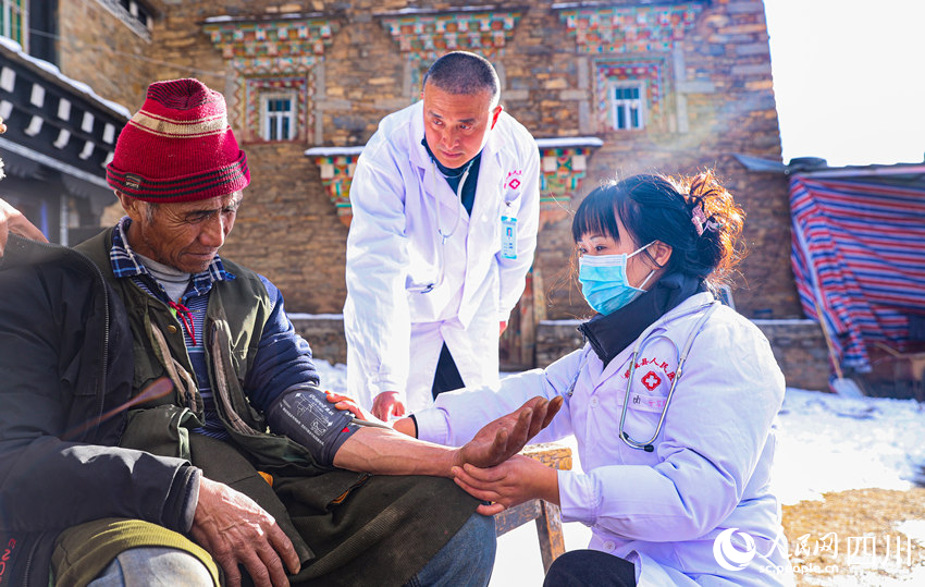 幫扶醫(yī)療小分隊成員為村民義診。劉學懿攝