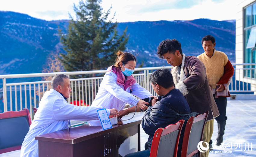 幫扶醫(yī)療小分隊成員為村民義診。劉學懿攝