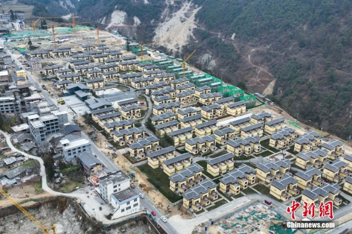 圖為2月1日，瀘定磨西鎮(zhèn)震后重建的安置小區(qū)。(無(wú)人機(jī)照片)<a target='_blank' href='/'><p  align=