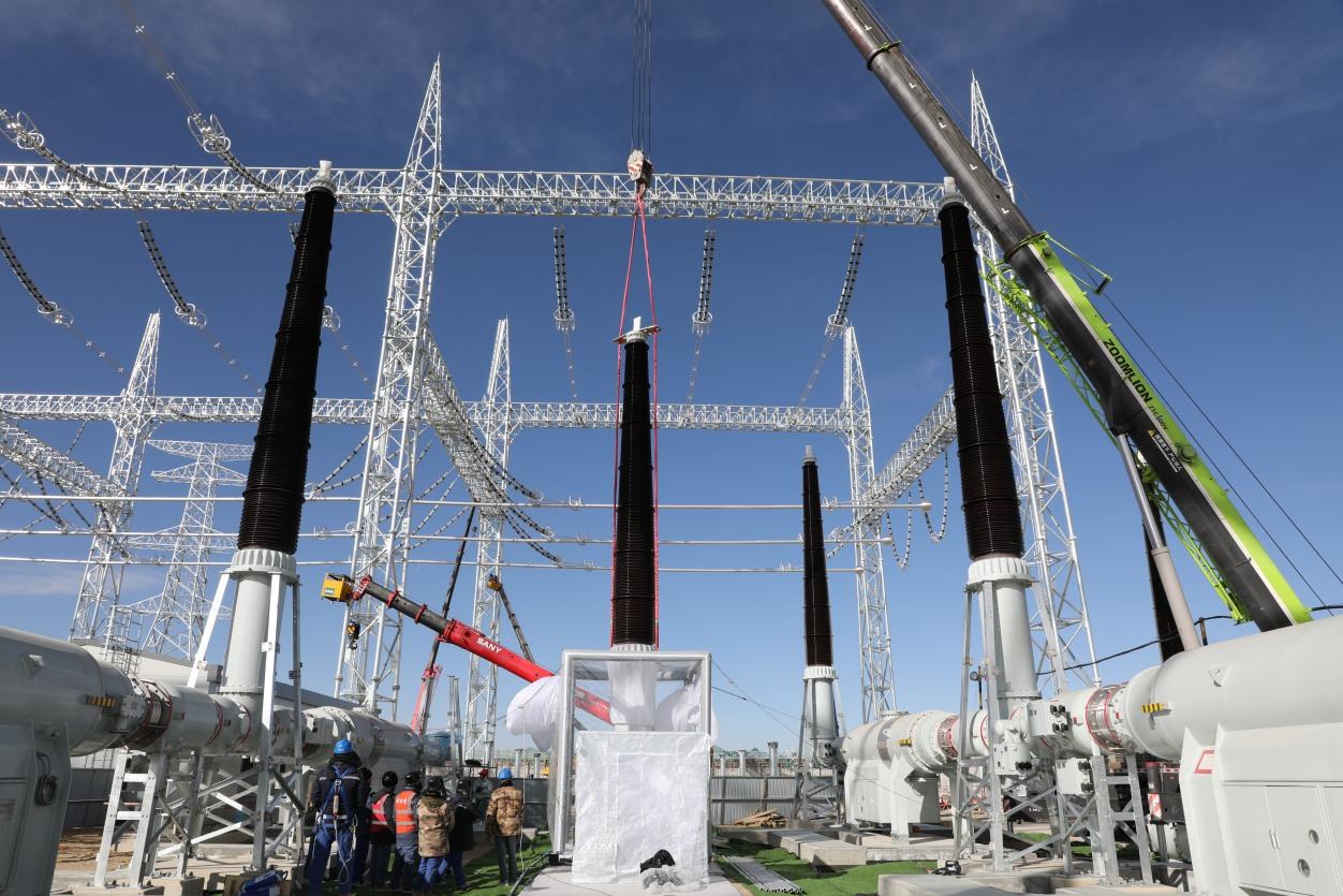 750千伏HGIS套管安裝工作。蒙珝攝