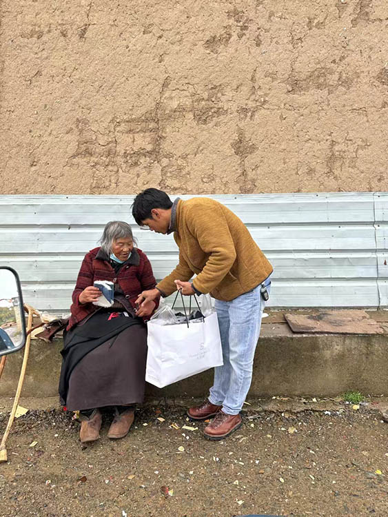 扎西奪爾登為困難群眾送去冬季御寒物資。阿壩州文明辦供圖