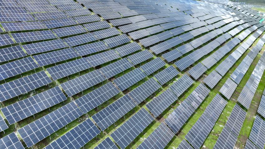 華電金川新能嘎斯都一期20萬千瓦光伏項(xiàng)目。金川縣融媒體中心供圖