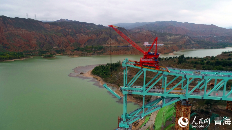 開始第12節(jié)間鋼桁梁架設(shè)。人民網(wǎng) 況玉攝