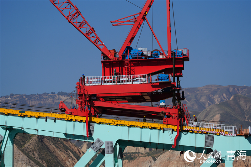 進(jìn)行拱上吊行走。人民網(wǎng) 況玉攝