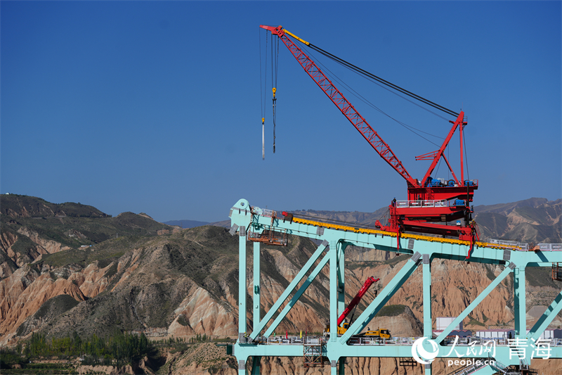 進(jìn)行拱上吊行走。人民網(wǎng) 況玉攝