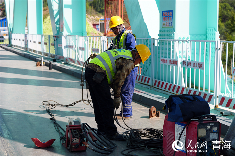 工人正在施工。人民網(wǎng) 況玉攝