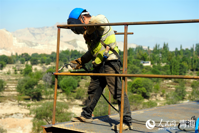 工人正在施工。人民網(wǎng) 況玉攝