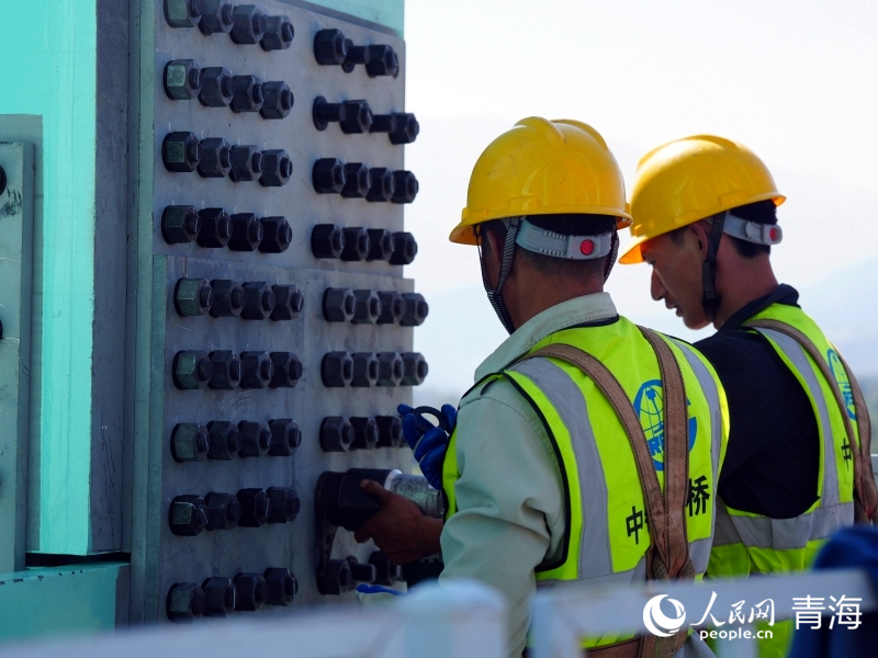 工人正在施工。人民網(wǎng) 況玉攝