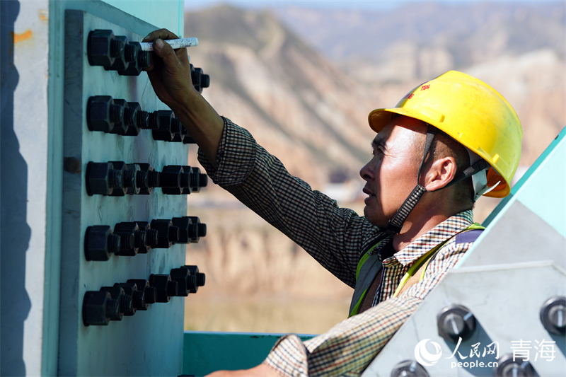 工人正在施工。人民網(wǎng) 況玉攝