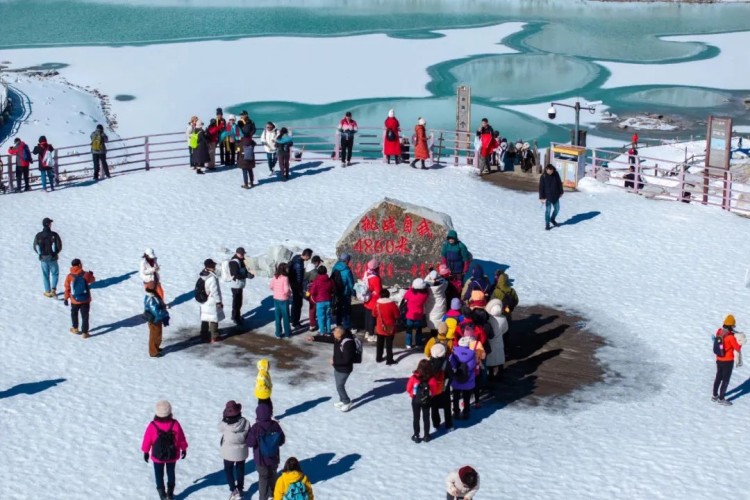 游客在達(dá)古冰川景區(qū)最高點(diǎn)打卡。黑水縣融媒體中心供圖