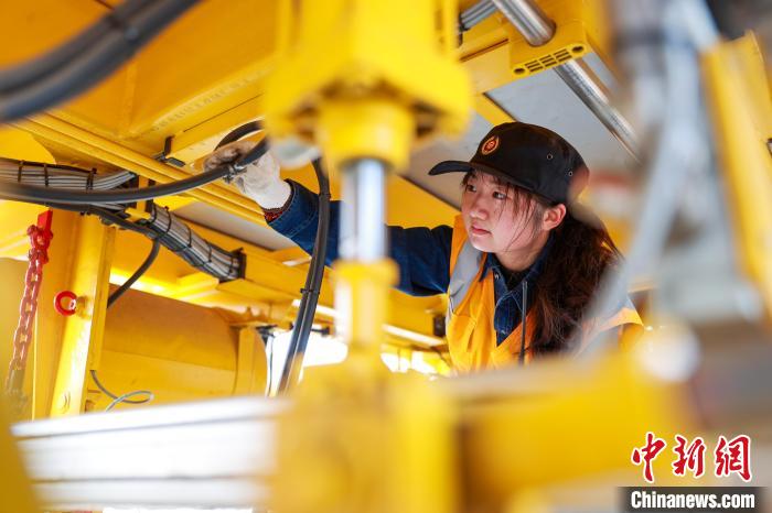 青藏鐵路公司“00后”養(yǎng)路機械駕駛員：護(hù)航旅客出行平安